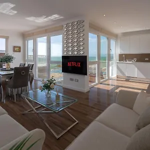 Apartment Penthouse Paradise: Beachfront Luxury With & Rooftop Views, Brighton