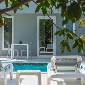 https://hideout-suites-steps-from-eagle-beach.comcaribbean.com